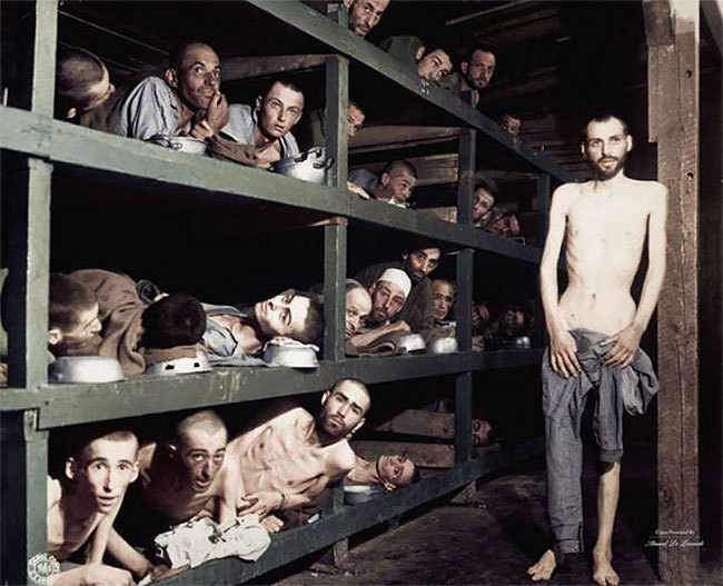 Alojamentos lotados no campo de prisioneiros de Buchenwald, em abril de 1945.